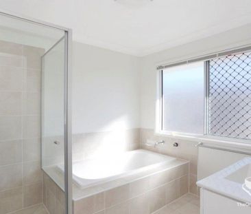 3 BED, A/C, MINUTES TO GATEWAY Large living space unit, gas cooktop... - Photo 5