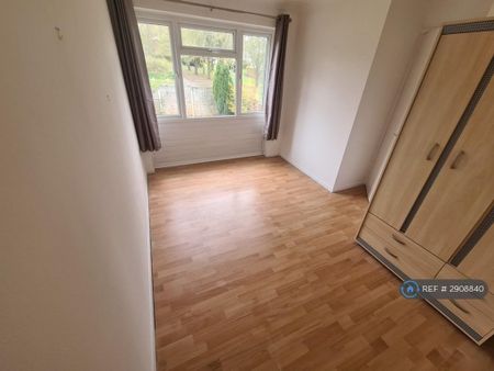 2 bedroom end of terrace house to rent - Photo 3