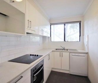 Well-Maintain | Bright 2 bedder Unit in Sought-after location! - Photo 1