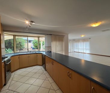 Large 4 Bedroom Home with 2 Living Areas! - Photo 2