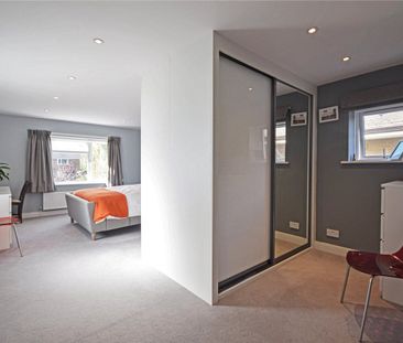 Well presented 4 bedroom detached house in this sought after area o... - Photo 5