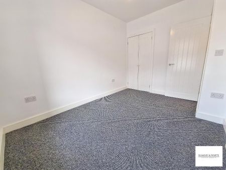 3 bedroom end of terrace house to rent - Photo 2