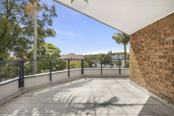 Sun-Drenched Top Floor 3-Bedroom Apartment in the Heart of Dee Why - Inspect Now 0450580488 - Photo 1