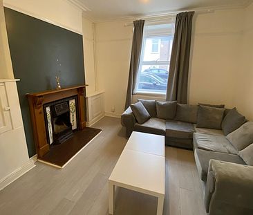 £1,800 PCM, Furnished Three Bedroom House with Enclosed Garden in K... - Photo 3