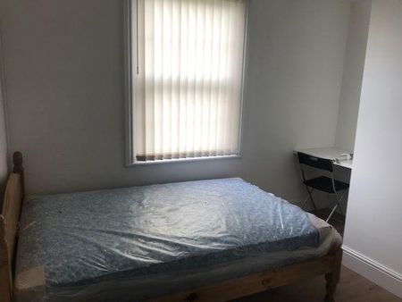 1 bedroom in a house share to rent - Photo 2