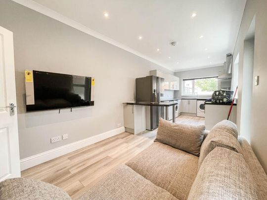 5 Bed Terraced House, Milton Road, SO15 - Photo 1