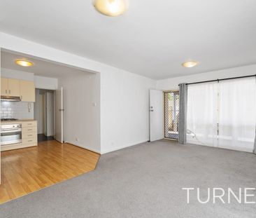 Spacious Ground Floor Unit with Private Courtyard - Photo 3