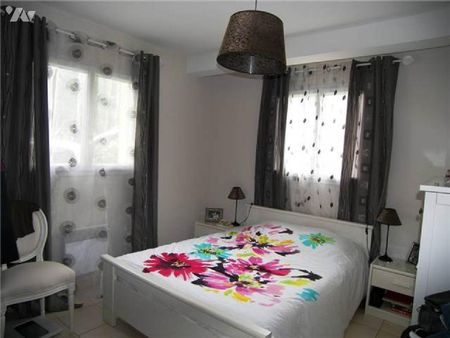 Grande maison de 2007 comprenant : entrée, cuisine aménagée et équipée, salon-séjour, une chamb... - Photo 2