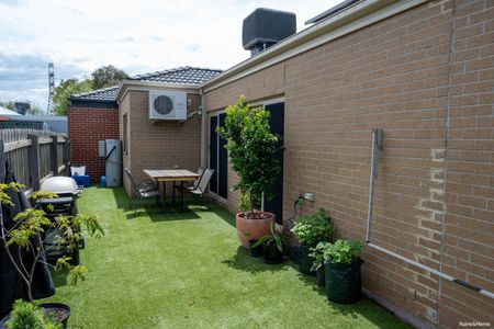 Modern Three Bedroom Townhouse in Altona North - Photo 2