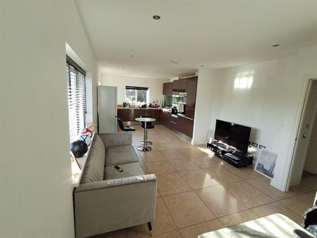 2 bed apartment to rent in Royal Connaught Drive, Bushey, WD23 - Photo 4