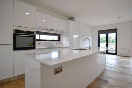 Well presented 3 bedroom semi-detached house situated within the growing community of Northstowe. Driveway parking. Highly efficient electric heating. Unfurnished. - Photo 5