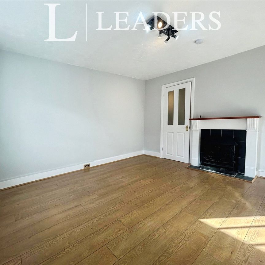 2 bedroom house to rent High Street, Kelvedon, Colchester, CO5 - Photo 1