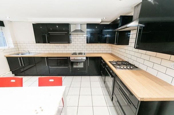 Manor Drive, Leeds - Photo 1