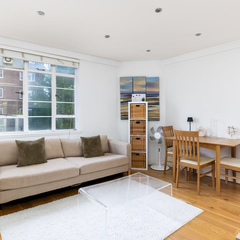 A recently refurbished apartment in this popular portered mansion block with 24hr porter and lift, located in the heart of Chelsea - Photo 1