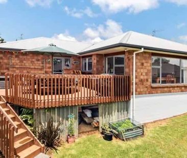 Generous 4-Bedroom Home with Separate Living, ... - Photo 2