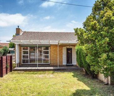 SPACIOUS THREE BEDROOM HOUSE - Photo 2