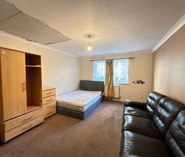 Room in a Shared House, Scarborough Street, E1 - Photo 2