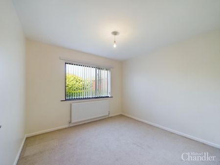 15 Marlborough Crescent, Carryduff, BT8 8NP - Photo 3