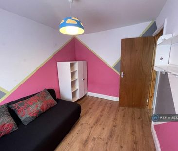 4 bedroom semi-detached house to rent - Photo 1
