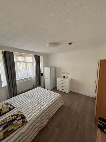 Room in a Shared House, Hobart Gardens, CR7 - Photo 3