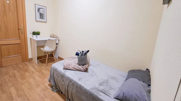 Room in a shared 5-bedroom apartment for rent in Gaztambide - Photo 1