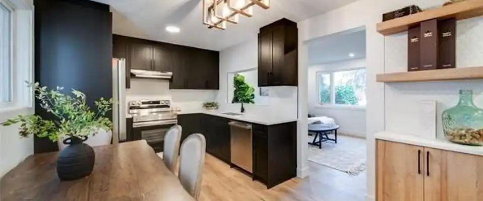 Completely renovated 3 Bed 2 Full Bathrooms lavish townhouse — 3 Bedrooms+ Den Townhouse - Photo 1