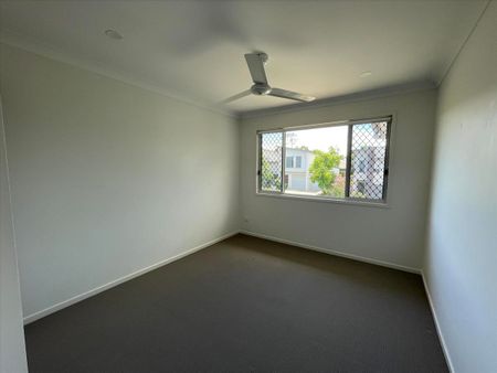 Stylish Townhouse in Coomera – Contemporary Living in a Prime Location - Photo 5