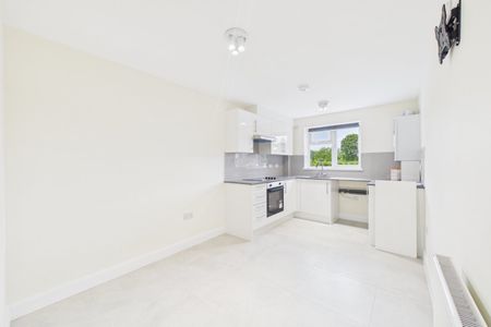 2 bedroom Maisonette in Frimley High Street, Camberley - Photo 3