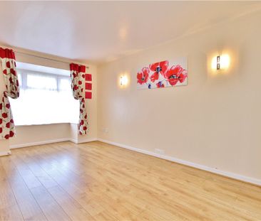 Finlay Gardens, Addlestone, Surrey, KT15 2XL - Photo 2