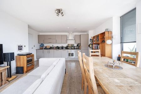 2 bedroom flat to rent - Photo 2