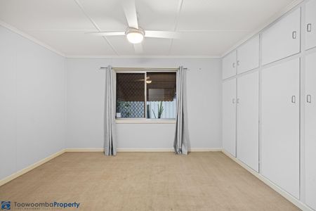 Impressive, renovated home just a few minutes from St. Andrews Hospital! Family living at its finest! - Photo 3