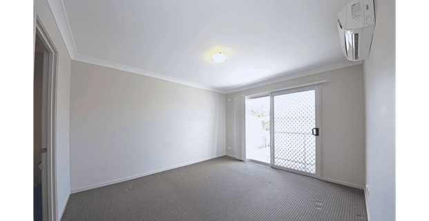 Elegant Townhouse with Private Courtyard - Photo 1