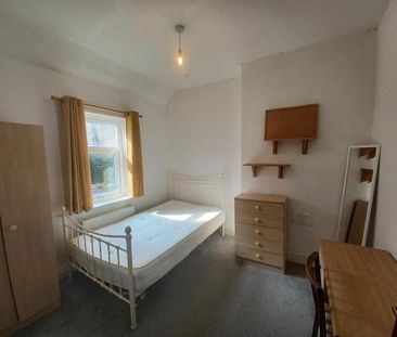 4 bedroom semi-detached house to rent - Photo 2