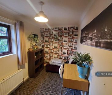 1 bedroom in a house share to rent - Photo 2