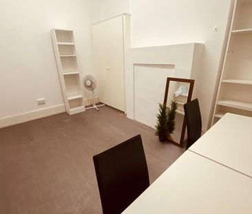 1 Bed Flat, Kensington Church Street, W8 - Photo 1