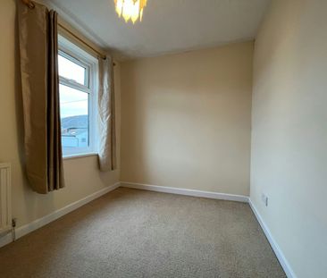 Terraced House to rent on - Photo 6