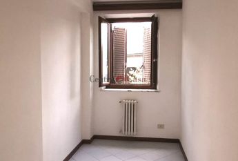 Grazioso tricolare in contesto di corte.