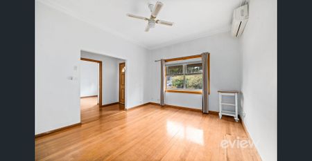 A Cosy 3 bedroom family home with a bungalow! - Photo 2