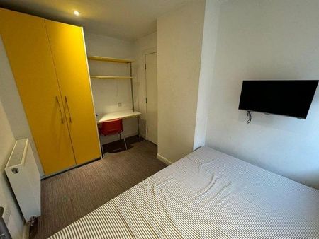 4 bedroom flat to rent - Photo 2