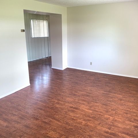 PET FRIENDLY RENOVATED TOWNHOUSE IN NORMANDEAU!!! - Photo 1