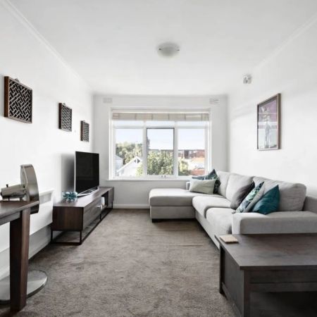 Top-Floor Spacious Apartment in Prime Richmond Location with small car space *NOTE INDUCTION COOKTOP INSTALLED* - Photo 4