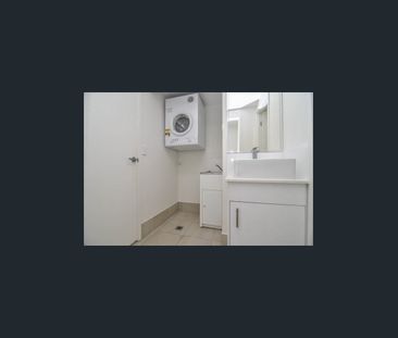 Modern Top-Floor Apartment with Stunning Sunset Views – Hope Island - Photo 6