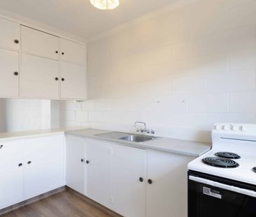 Central 2 Bedrooms - Photo 2