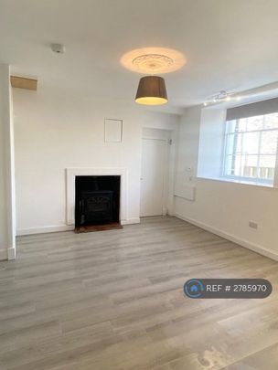 4 bedroom semi-detached house to rent - Photo 1