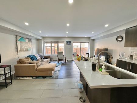 For Lease - 7790 Buckeye Crescent, Niagara Falls, Ontario - Photo 2