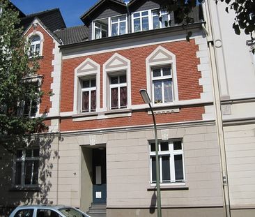 Geräumige Dachgeschosswohnung im ruhigen Haus mit Balkon - Photo 1