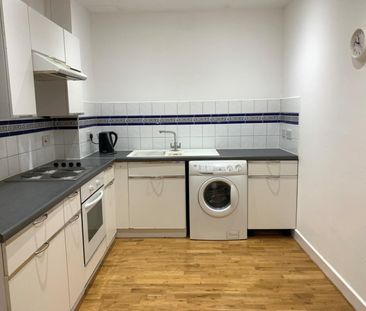 1 bedroom Flat To Let - Photo 2