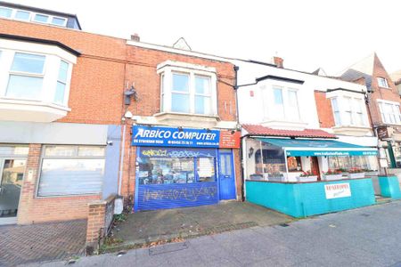 1 bedroom in a flat share to rent - Photo 2