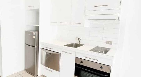 Newly Renovated 2-Bedroom Apartment in the Heart of Auckland CBD – $500/week - Photo 3