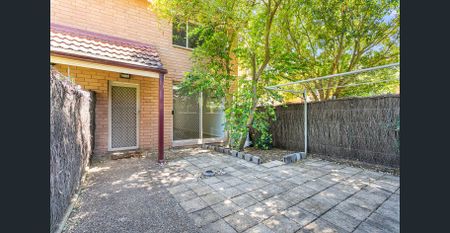 TWO BEDROOM TOWNHOUSE IN QUIET COMPLEX - FRESHLY PAINTED/CARPET/TIMBER FLOORING - Photo 5
